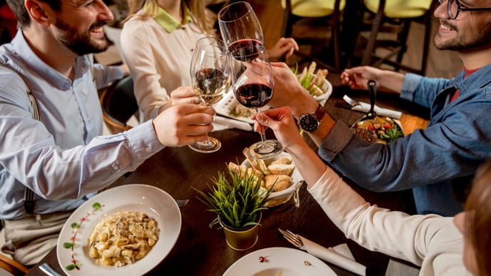 Cene aziendali e cene tra amici - come sfruttarle nella ristorazione
